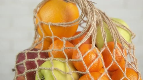 Bolsa de malla con frutas