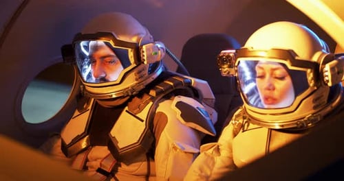 Männliche und weibliche Astronauten navigieren im Raumschiff