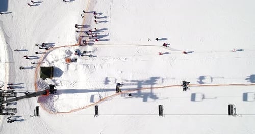 Luftaufnahme des Skigebiets in den Bergen im Winter