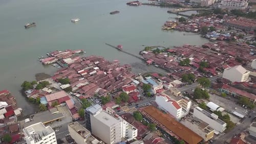 Casa tradicional de madera sobre pilotes de Penang en el embarcadero del clan.