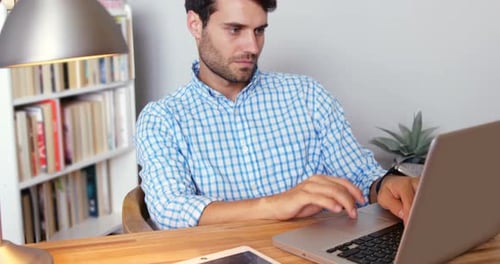 Hombre concentrado usando laptop