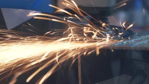 Funktioniert mit Kreissäge. Funken fliegen von Hot Metal. Hart gearbeitete Nahaufnahme aus Stahl