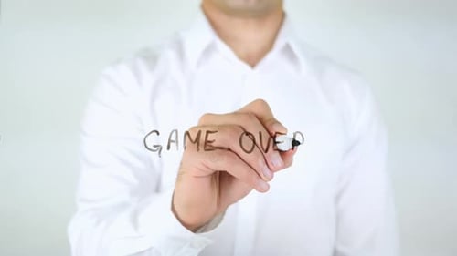 Game Over Geschäftsmann schreibt auf Glas