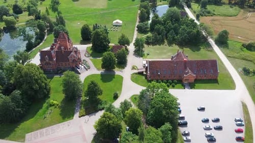 Jaunmoku Backstein Mittelalterliche Burg in der Nähe von Tukums, Lettland Aerial Dron 4k Shot Jaunmokas Manor Park