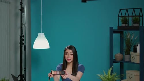 Blogger haciendo revisión de maquillaje con paleta de sombras de ojos