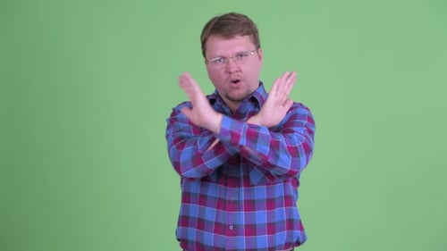 Schwerer übergewichtiger bärtiger Hipster-Mann mit Stopp-Geste