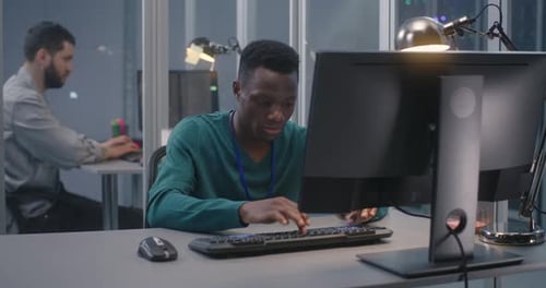 Jeunes hommes travaillant dans un centre de données