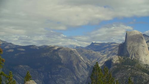 Panorámica aérea de Half Dome en el Parque Nacional de Yosemite en California