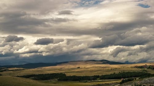 Ländliche Landschaft mit Wolken