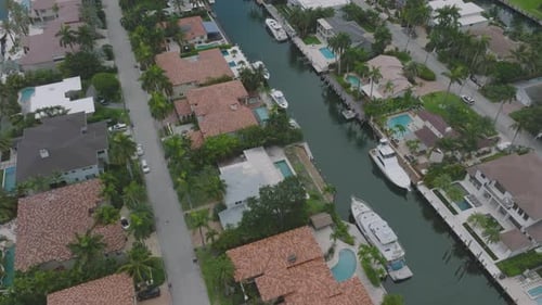 Canales que fluyen entre casas en la ciudad