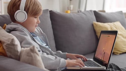 Spieler spielt Computerspiel