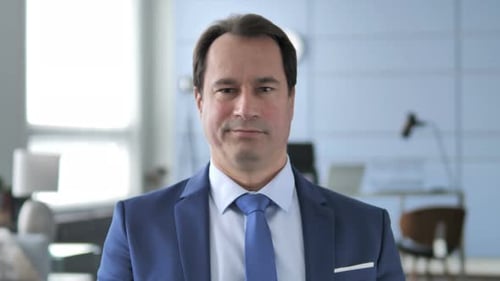 Geschäftsmann gestikuliert Nein durch Kopfschütteln