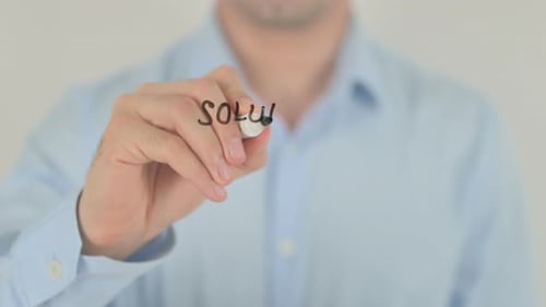 Lösung des Problems, Mann schreibt auf transparentem Bildschirm