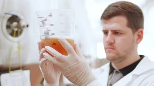 Le technologue de la brasserie est satisfait de la qualité des produits