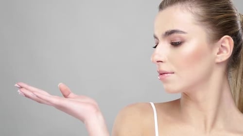 Schöner weiblicher Haltearm für Copy Space