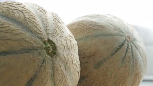 Lebensmittelhintergrund aus zwei leckeren Melonen Slow Tilt 4K 2160p 30fps UltraHD kippbares Filmmaterial - Cucurbit