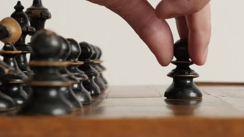 Schachfiguren aus Holz auf dem Spieltisch angeordnet 4K 2160p 30fps UltraHD-Aufnahmen - Schwarzer Bauer mov