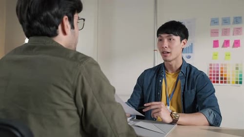 Asiatisches Startup-Business-Personen-Team macht Vorstellungsgespräch Kandidaten für die Stelle