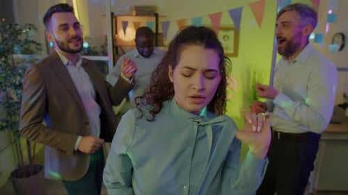 Retrato de uma jovem empresária feliz dançando na festa de trabalho com colegas curtindo a celebração em