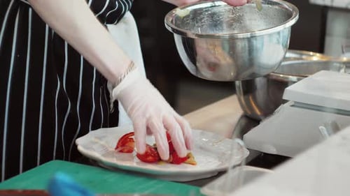 Los chefs con máscaras y guantes protectores preparan la comida en la cocina de un restaurante u hotel