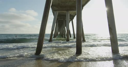 Meereswellen unter einem Pier