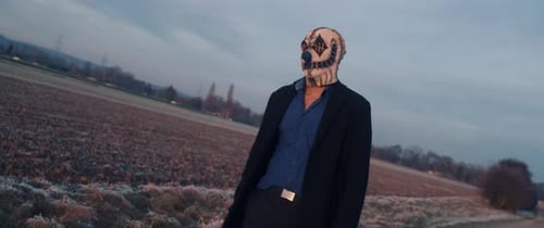 Un homme méchant sur un terrain