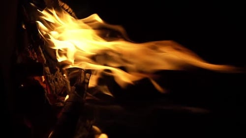 Feuerflamme Isolierter schwarzer isolierter Hintergrund Schöne Orange