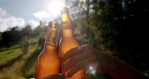 Celebration Beer Cheers Concept, mains tenant des bouteilles de bière d'un groupe de personnes lors d'une fête en plein air