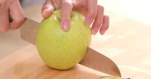 Apfel in kleine Stücke schneiden