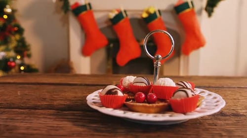 Différents desserts de Noël sur assiette