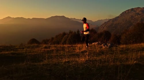Läufer trainiert kostenlos bei Sonnenuntergang in den Bergen