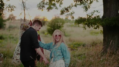 Amantes hippies alegres dançando no Sunset Freedom Concept