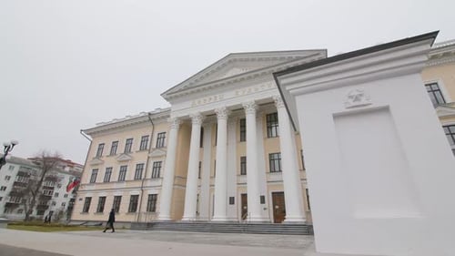 Palais de la culture avec colonnes à l'entrée le jour d'hiver