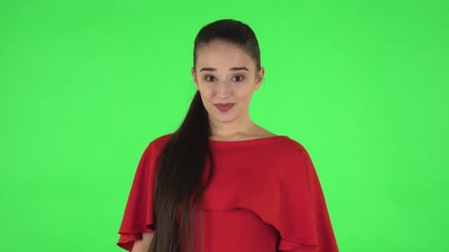 Porträt einer hübschen jungen Frau zeigt Daumen hoch, Geste wie. Greenscreen