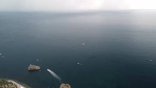 Luftaufnahme von Regenwolken über dem Meer, Ozean, Schwarze Wolken bei schlechtem Wetter, Tag über der Meeresoberfläche
