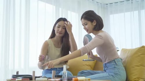 Jovencitas asiáticas felices maquillándose con cosméticos en moda, glamour y belleza