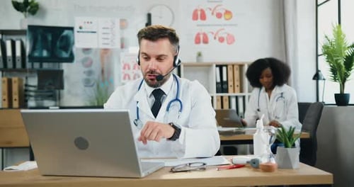 Médico con guantes y auriculares que mantiene una Vídeo con sus colegas en el consultorio médico