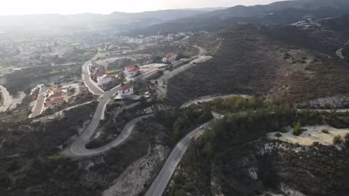 Arten von Zypern in den Bergen. Blick von oben auf die Berge und menschlichen Strukturen.
