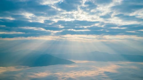 Nascer do sol e luz brilhante na montanha