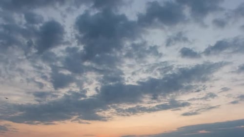 Wolken am orangefarbenen Himmel bei Sonnenaufgang, Zeitraffer