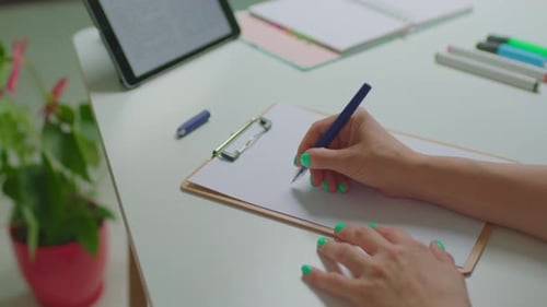 Weibliche Hände nehmen den Stift und beginnen, Pläne für heute zu schreiben. Unterschreiben Sie auf einem Blatt Papier Arbeiten mit dem Tablet