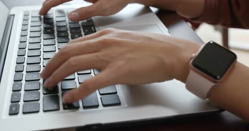 Femme travaillant sur ordinateur portable