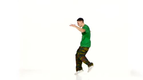 Talanted Junger Dancer Man im grünen Hemd Dance Breakdance auf Weiß