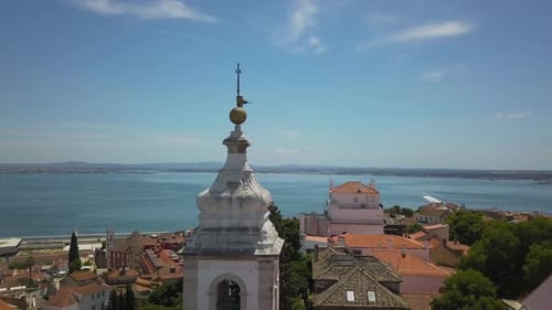 Lissabon, Portugal 4K Luftbild Schloss Lissabon - Die Castelo De Sao Jorge Drohne mit einigen Booten segeln