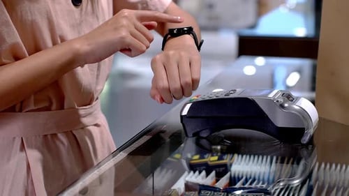 Jeune femme asiatique utilisant le paiement Smartwatch 04