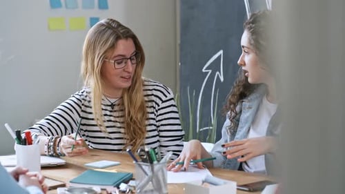 Jeune femme d'affaires partageant des idées avec des collègues lors d'une réunion de bureau