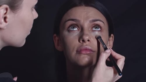 Verdeckt dunkle Ringe unter den Augen