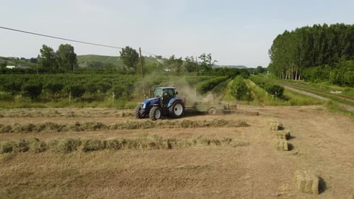 Traktormaschine arbeitet an Heuballen im landwirtschaftlichen Bereich