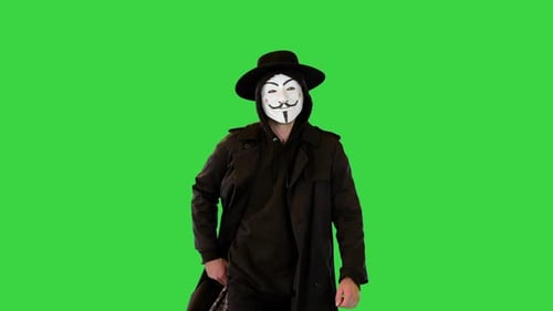 Hacker ativista público anônimo ou hacktivista andando vestido com roupas pretas e máscara facial branca