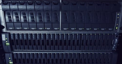 Gran sala de servidores de computadoras en un centro de datos